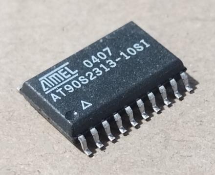 AT90S2313-10SI, mikrokontroller