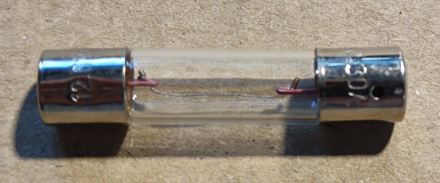 PILOT izzó, 12V, 300mA