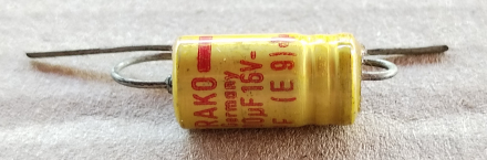 100uF, 16V, axiális elektrolit kondenzátor