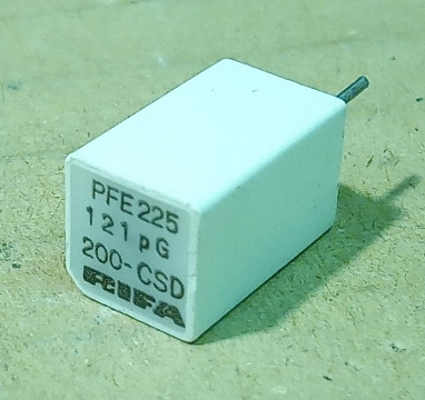 121pF, 200V, kondenzátor