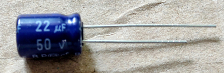 22uF, 50V, bipoláris elektrolit kondenzátor