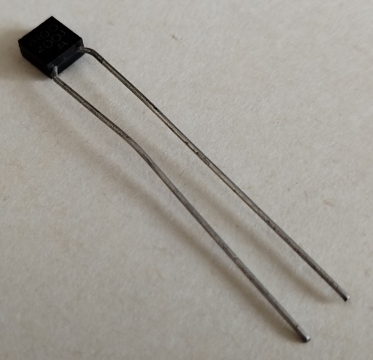 47pF, 100V, monolit kondenzátor