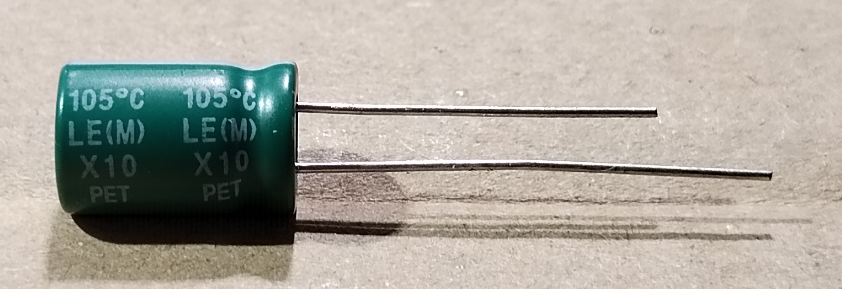 Condensatore elettrolitico radiale 50 V 1000 u F 105 C 25 x 13 mm