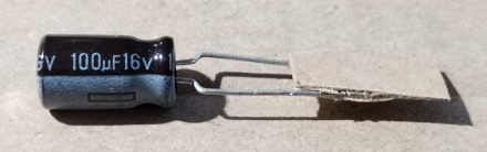 100uF, 16V, elektrolit kondenzátor