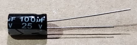 100uF, 25V, elektrolit kondenzátor