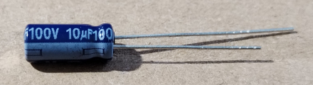 10uF, 100V, elektrolit kondenzátor