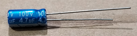 4,7uF, 100V, elektrolit kondenzátor