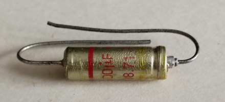 100uF, 10V, axiális elektrolit kondenzátor