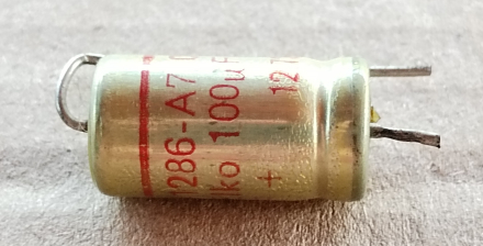 100uF, 40V, axiális elektrolit kondenzátor