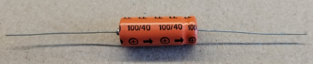 100uF, 40V, LL, axiális elektrolit kondenzátor