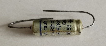 100uF, 6/8V, axiális elektrolit kondenzátor