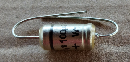 100uF, 6/8V, LL, axiális elektrolit kondenzátor