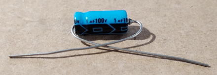 1uF, 100V, axiális elektrolit kondenzátor
