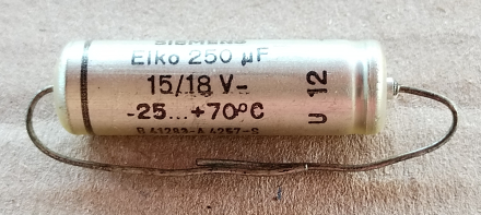 250uF, 15/18V, axiális elektrolit kondenzátor