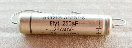 250uF, 25/30V, axiális elektrolit kondenzátor