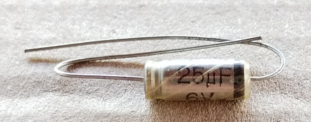 25uF, 6V, axiális elektrolit kondenzátor
