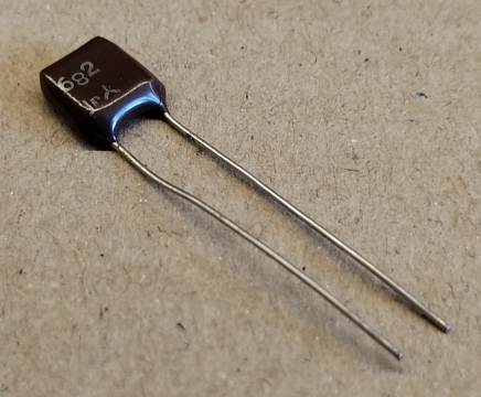 6,8nF, 100V, kondenzátor