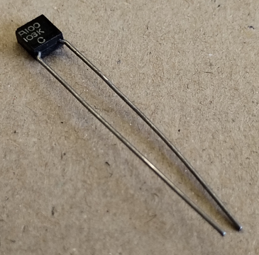 10nF, 100V, monolit kondenzátor