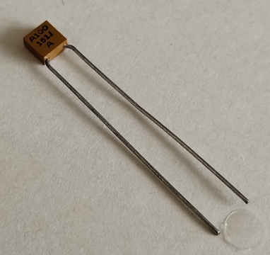 150pF, 100V, monolit kondenzátor