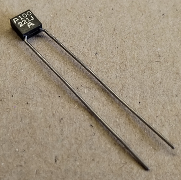 220pF, 100V, monolit kondenzátor