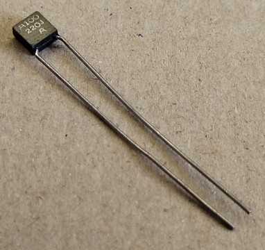 22pF, 100V, monolit kondenzátor