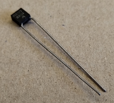 22pF, 200V, monolit kondenzátor