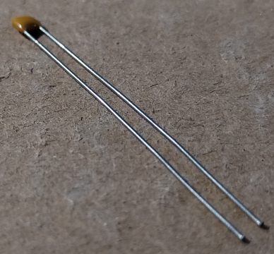 270pF, 50V, monolit kondenzátor