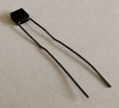 68pF, 100V, monolit kondenzátor