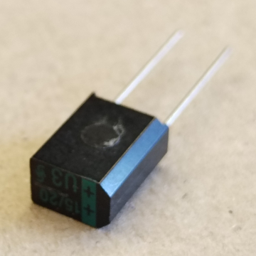 15uF, 20V, tantál kondenzátor