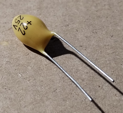 22uF, 25V, tantál kondenzátor