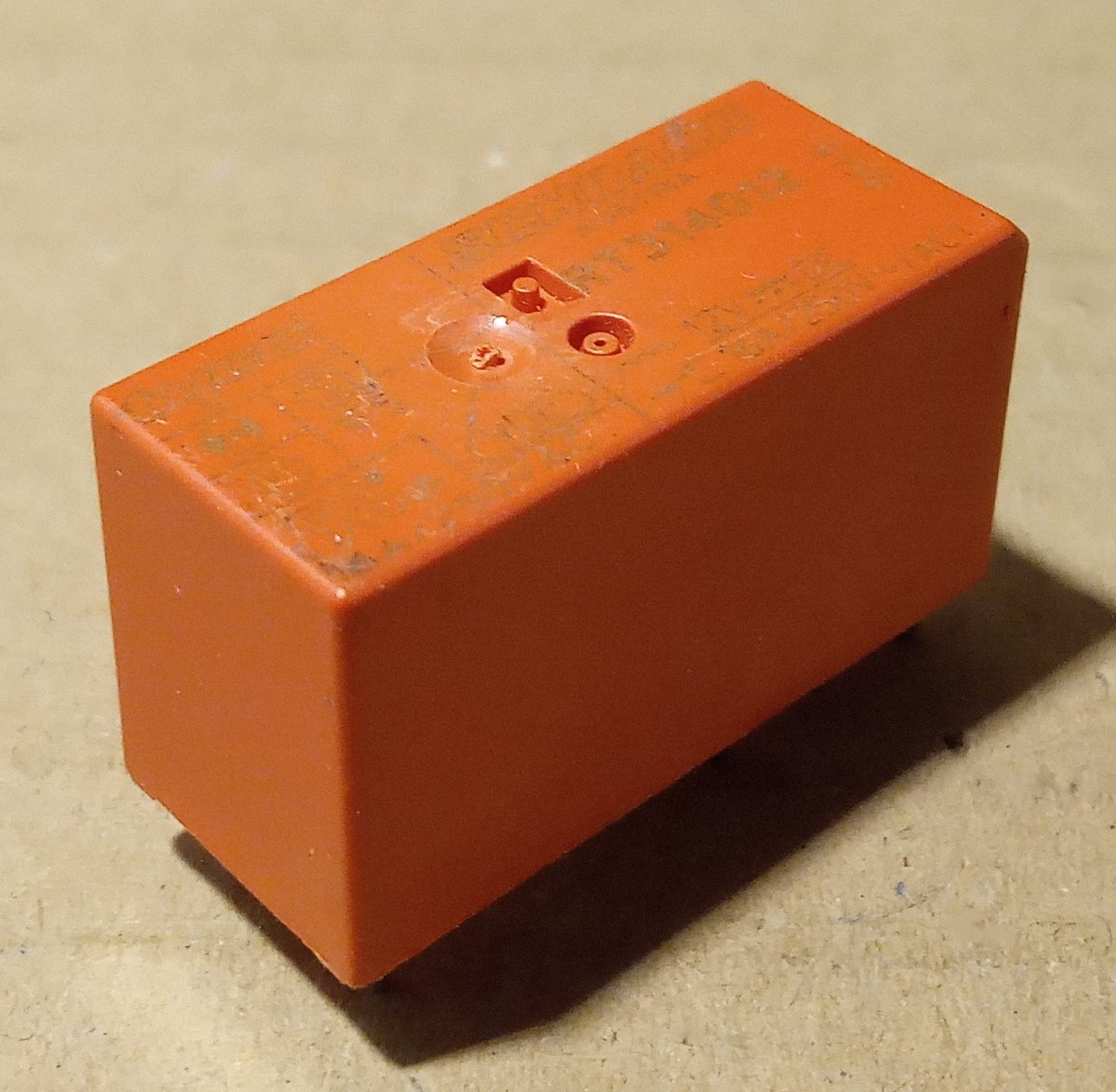 RT314012WG relé, 12V, 16A - Árwill Elektronic